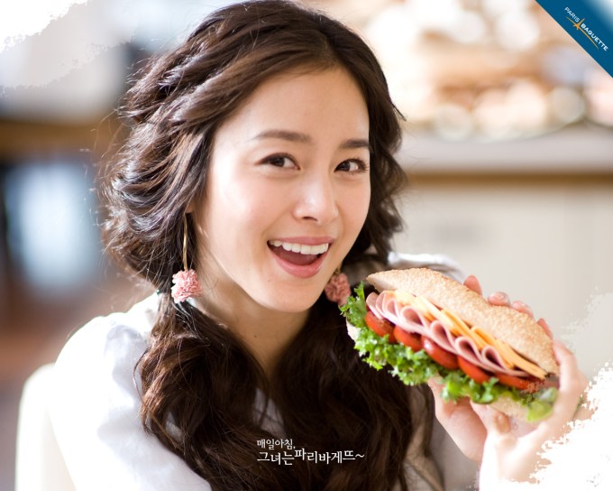 Kim Tae-hee about to eat some meat