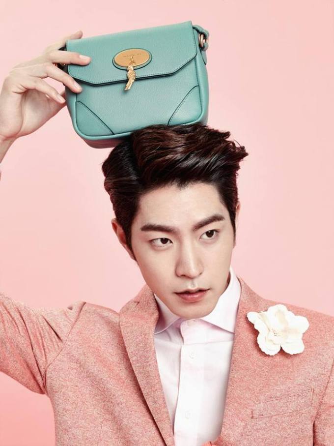 Hong Jong-hyun handbag on head