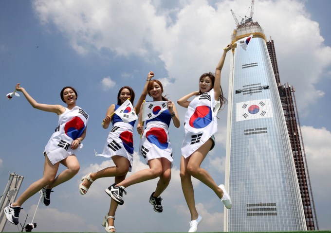The Chosun Ilbo August 7 2015 Korean Women Korean Flag Korean Nationalism